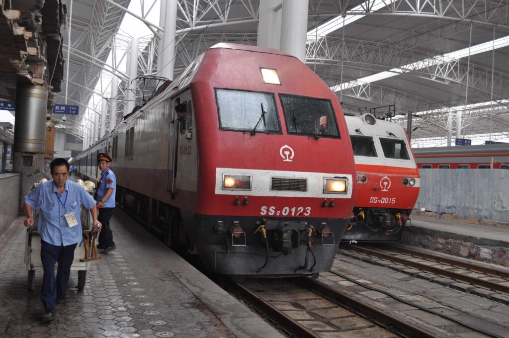 2010 中国横断列車旅と世界遺産巡り 三日目 鄭州・洛陽・西安①鄭州駅